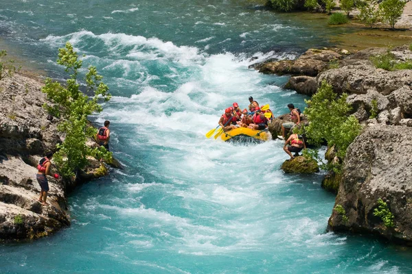 VERDE CANYON, TURQUÍA - 10 DE JULIO: Personas no identificadas disfrutan de un día de rafting en aguas bravas el 10 de julio de 2009 en el río Manavgat en Turquía . —  Fotos de Stock