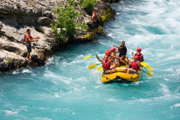 Yeşil Kanyon, Türkiye - 10 Temmuz: kimliği belirsiz kişiler 10 Temmuz 2009 tarihinde Türkiye'de manavgat Nehri'nde rafting whitewater bir günün keyfini çıkarın.