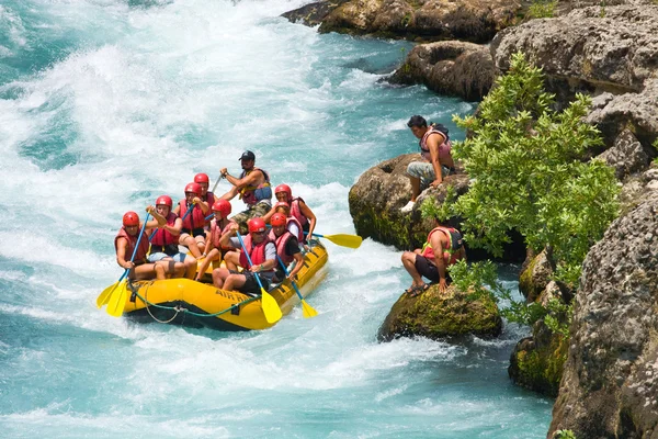 GREEN CANYON, TURKEY - JULY 10: Unidentified persons enjoy a day of whitewater rafting on July 10, 2009 on the Manavgat River in Turkey. — Stock Photo, Image