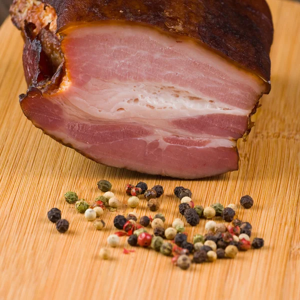 Porc emballé au bacon avec du poivre — Photo