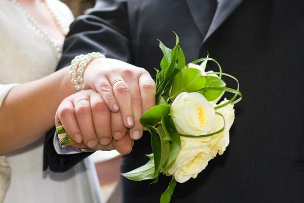 Manos con anillos de boda — Foto de Stock