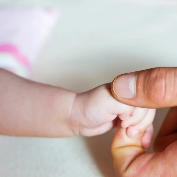 Segurando a mão do bebê — Fotografia de Stock