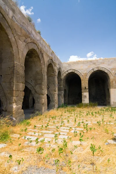 Flera valvbågar och pelare i den karavanserajen gör på Sidenvägen, Turkiet — Stockfoto