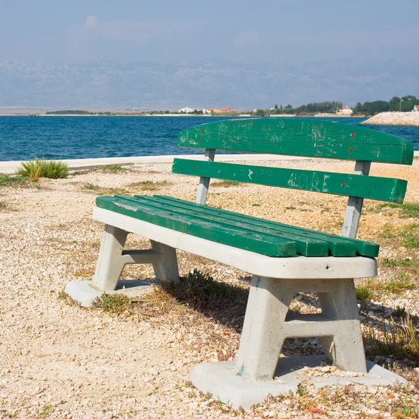 Leere Bank am Strand — Stockfoto