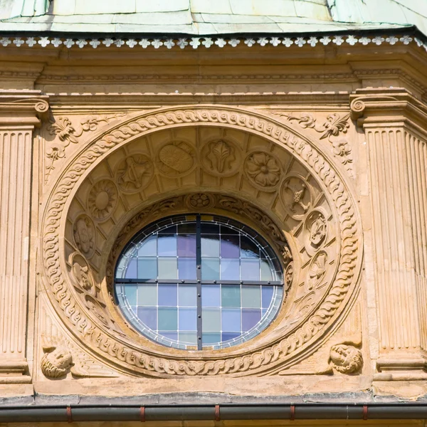 Das Fenster an der Fassade — Stockfoto