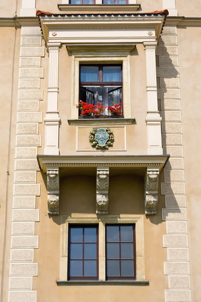 Das Fenster an der Fassade — Stockfoto