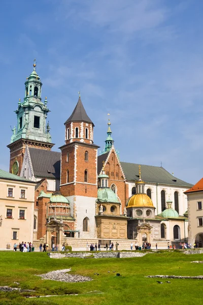 Vue de la magnifique cathédrale Saint Stanislas au château de Wawel, Cracovie, Pologne, vue de derrière une arche gothique — Photo