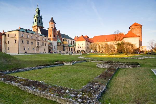 Vista da bela Catedral de Santo Estanislau no castelo Wawel, Cracóvia, Polônia, vista de trás de um arco gótico — Fotografia de Stock