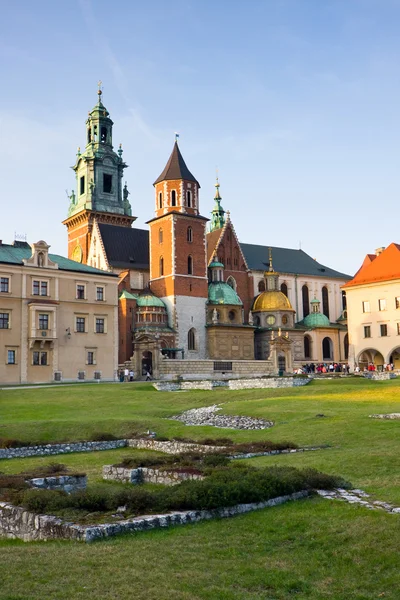 Vista de la hermosa Catedral de Saint Stanislas en el castillo de Wawel, Cracovia, Polonia, vista desde detrás de un arco gótico —  Fotos de Stock