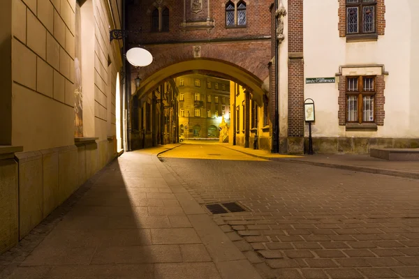 Misterioso callejón estrecho con linternas en Cracovia por la noche —  Fotos de Stock