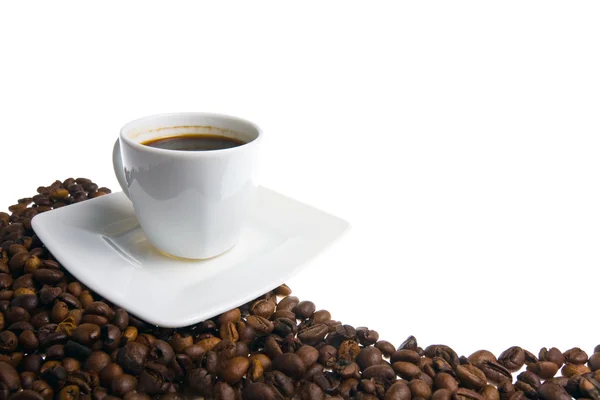 Kahvikupin ja viljan valkoisella pohjalla — kuvapankkivalokuva