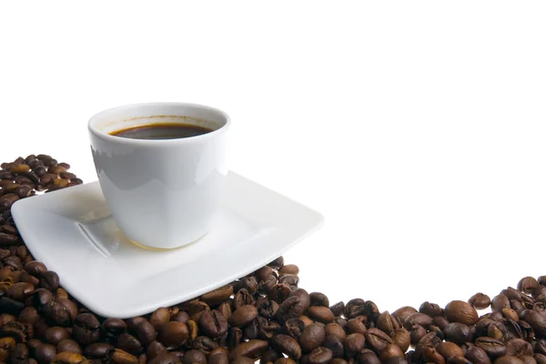 Taza de café y grano sobre fondo blanco — Foto de Stock