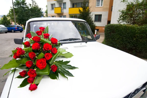 Wesele samochód udekorowane różami. — Zdjęcie stockowe