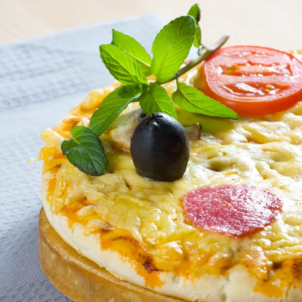 Runde italienische Pizza mit Salami, Oliven und Käse — Stockfoto