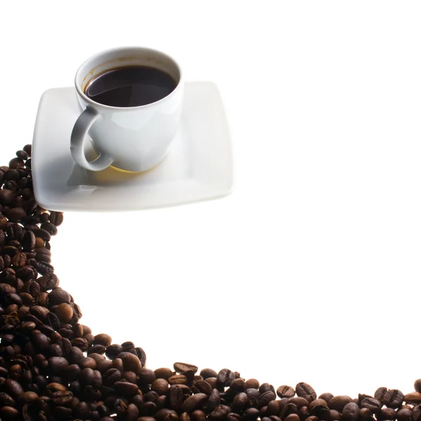 Koffiekopje en graan op witte achtergrond — Stockfoto