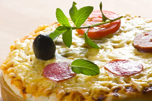 Round Italian pizza with salami, olives and cheese — Stock Photo, Image