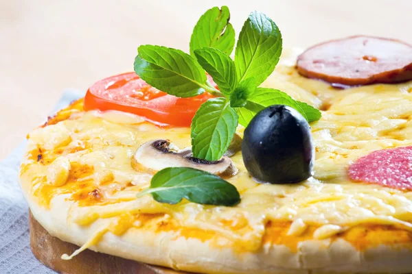 サラミ、オリーブやチーズのラウンドのイタリアのピザ — ストック写真