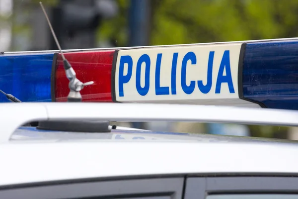 Cartel de la policía polaca en un techo de coche de policía — Foto de Stock