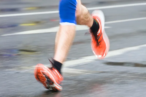 Homme courant dans le marathon de la ville — Photo