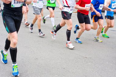 ayrıntı ayakları ve koşucu bir maraton yarışı başlangıç