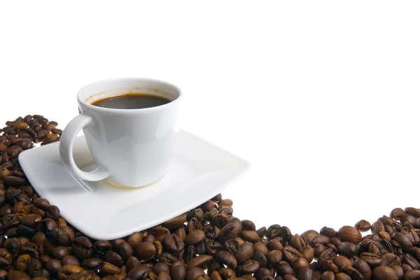 Taza de café y grano sobre fondo blanco — Foto de Stock