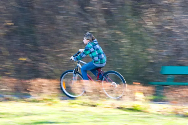 Ορεινή ποδηλασία σε ένα πάρκο - νεαρό μηχανόβιο σε ένα πάρκο διαδρομής πηγαίνουν γρήγορα (κίνηση θολή εικόνα) — Φωτογραφία Αρχείου