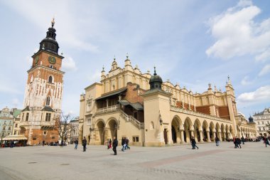Krakow, Polonya - 11 Nisan 2013: grand central Square önünde bir bahar günü zevk turistler Rönesans sukiennice olarak da bilinir bez Salonu, krakow, Polonya 11 Nisan 2013