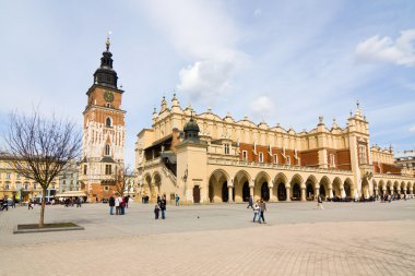 Krakow, Polonya - 11 Nisan 2013: grand central Square önünde bir bahar günü zevk turistler Rönesans sukiennice olarak da bilinir bez Salonu, krakow, Polonya 11 Nisan 2013