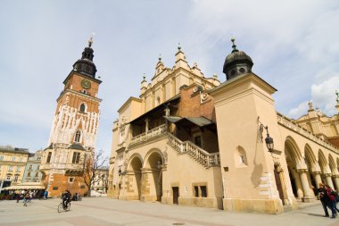 Krakow, Polonya - 11 Nisan 2013: grand central Square önünde bir bahar günü zevk turistler Rönesans sukiennice olarak da bilinir bez Salonu, krakow, Polonya 11 Nisan 2013