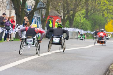 Krakow, Polonya - 28 Nisan: cracovia marathon.handicapped adam maraton koşucular tekerlekli sandalye üzerinde 28 Nisan 2013 şehir sokakta Krakow, Polonya