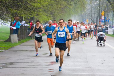 Krakow, Polonya - 28 Nisan: cracovia maraton. rayları üzerinde 28 Nisan 2013 şehir sokakta Krakow, Polonya