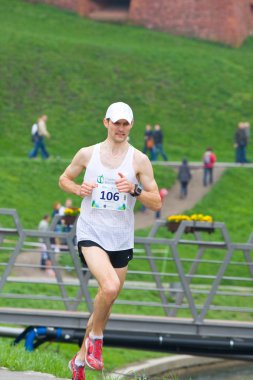 Krakow, Polonya - 28 Nisan: cracovia maraton. Andrzej lachowski üzerinde 28 Nisan 2013 şehir sokakta Krakow, Polonya