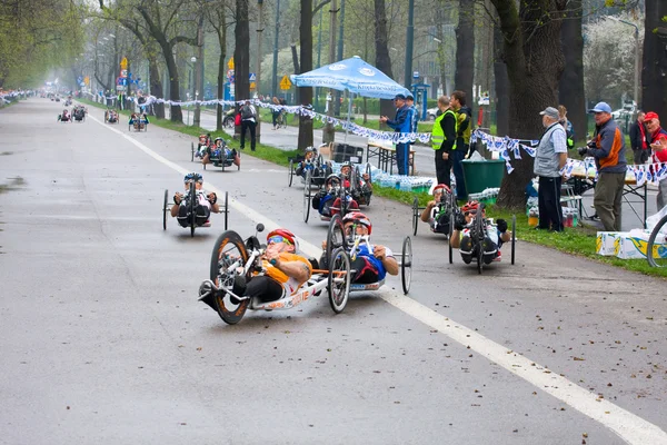 КРАКОВ, ПОЛЬША - 28 апреля: Краковский марафон. Марафонцы-инвалиды в инвалидной коляске на улицах города 28 апреля 2013 года в Кракове, Польша — стоковое фото