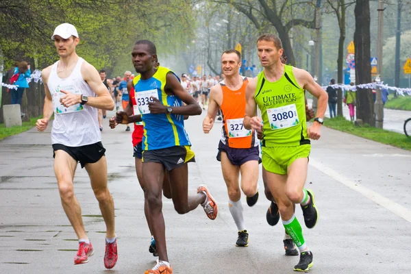 KRAKOW, POLÓNIA - 28 de abril: Maratona de Cracovia. Andrzej Lachowski e Zdravko Milovic e outros corredores nas ruas da cidade em 28 de abril de 2013 em Cracóvia, POLÓNIA — Fotografia de Stock