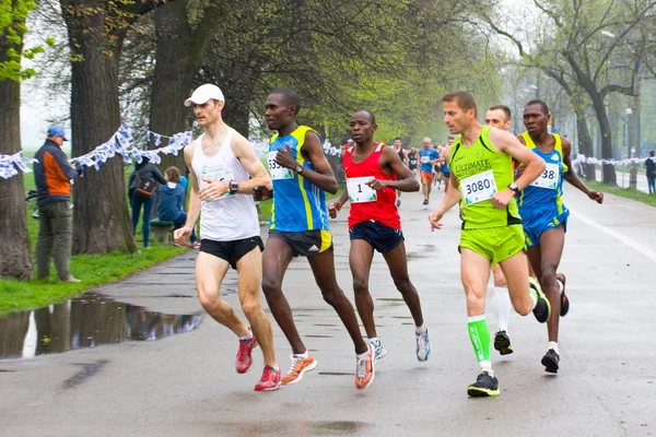 KRAKOW, POLAND - APRIL 28 : Cracovia Marathon. Andrzej Lachowski and Zdravko Milovic and other runners on the city streets on April 28, 2013 in Krakow, POLAND — Stock Photo, Image