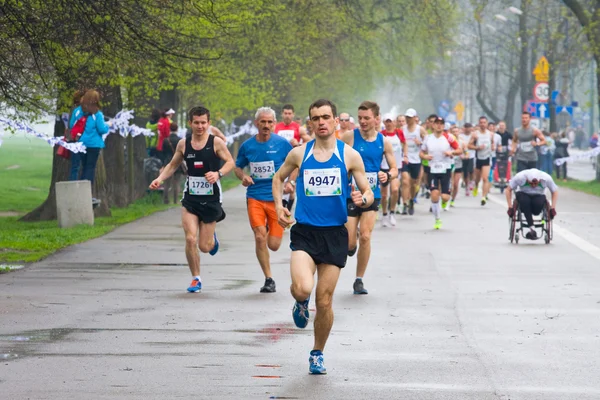 KRAKOW, POLONIA - 28 APRILE: Cracovia Marathon. Runners on the city streets il 28 aprile 2013 a Cracovia, POLONIA — Foto Stock