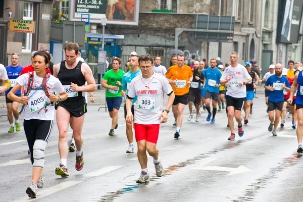 Krakov, Polsko - 28. dubna: cracovia marathon. běžci na ulicích města na 28 dubna 2013 v Krakově, Polsko — Stock fotografie