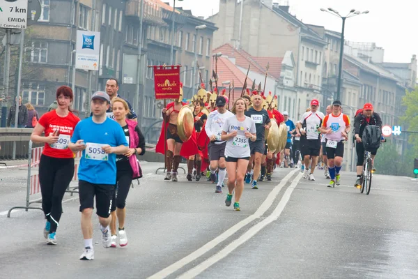 Krakow, Polen - 28 april: cracovia marathon. Spartanen kinderen liefdadigheid groep snelheid op de straten van de stad op 28 april 2013 in Krakau, Polen — Stockfoto