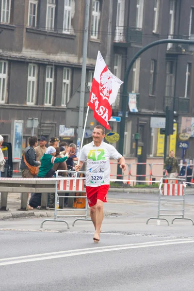 KRAKOW, POLAND - APRIL 28 : Cracovia Marathon. Barefoot runner on the city streets on April 28, 2013 in Krakow, POLAND — Stock Photo, Image