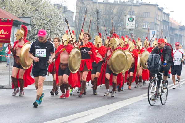 克拉科夫，波兰 — — 4 月 28 日： cracovia 马拉松。斯巴达人儿童慈善事业群速度在 2013 年 4 月 28 日在克拉科夫，波兰在城市街道上 — 图库照片
