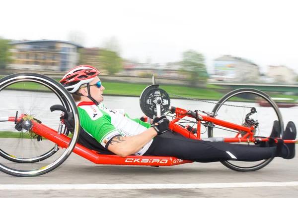 KRAKOW, POLAND - APRIL 28 : Cracovia Marathon.Handicapped man marathon runners in a wheelchair on the city streets on April 28, 2013 in Krakow, POLAND — Stock Photo, Image