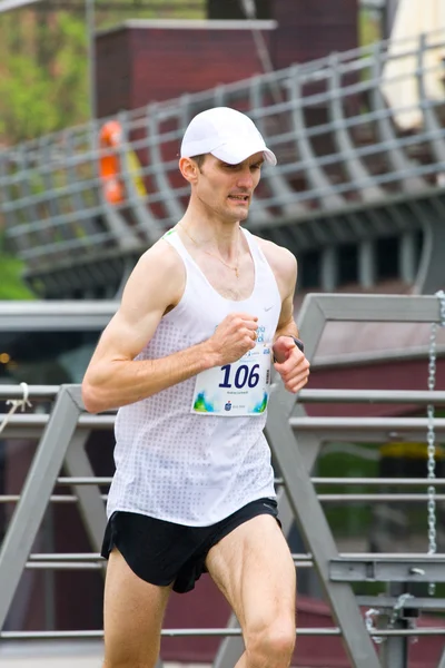 KRAKOW, POLAND - APRIL 28 : Cracovia Marathon. Andrzej Lachowski on the city streets on April 28, 2013 in Krakow, POLAND — Stock Photo, Image