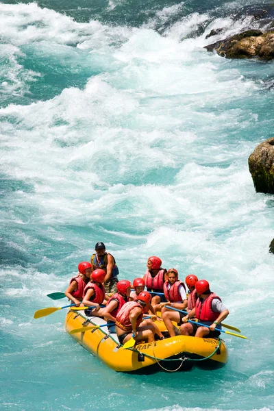 Green Canyon, Türkei - 10. Juli 2010: Wildwasser-Rafting auf den Stromschnellen des Flusses Manavgat am 10. Juli 2009 in Green Canyon, Türkei. Der Fluss Manavgat ist einer der beliebtesten Flößer in der Türkei. — Stockfoto