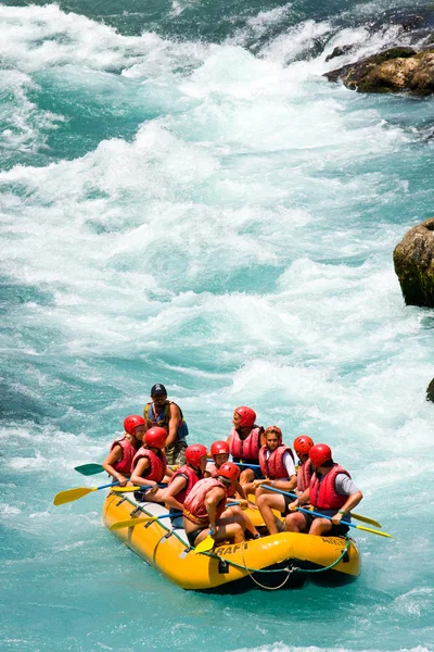 Zöld kanyon, Törökország - július 10, 2010: fehér víz rafting a Manavgat-folyón zuhatag július 10, 2009 a zöld kanyon, Törökország. Manavgat-folyón egyike a leg--bb népszerű között szarufák, Törökország. — Stock Fotó