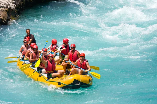 Grön canyon, Turkiet - 10 juli 2010: Forsränning på forsen i floden manavgat den 10 juli, 2009 i grön canyon, Turkiet. Manavgat floden är en av de mest populära bland takstolarna i Turkiet. — Stockfoto