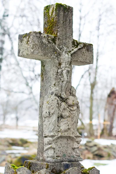 Cruz de mármol en la tumba en invierno — Foto de Stock