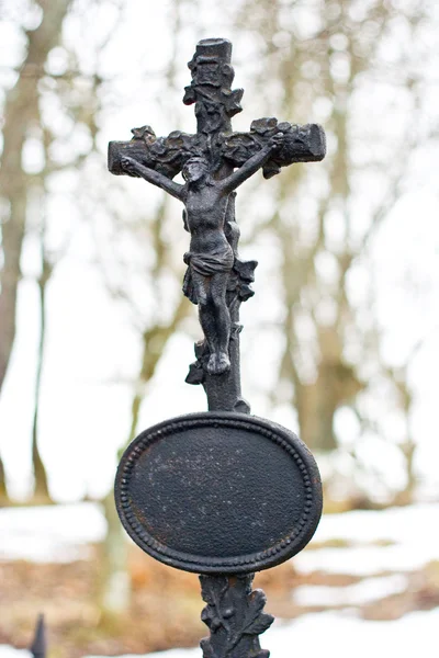 Marmurowy krzyż na grobie w zimie — Zdjęcie stockowe