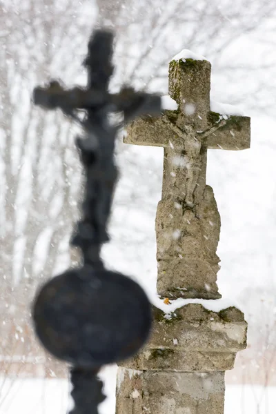 Cruz de mármore no túmulo no inverno — Fotografia de Stock