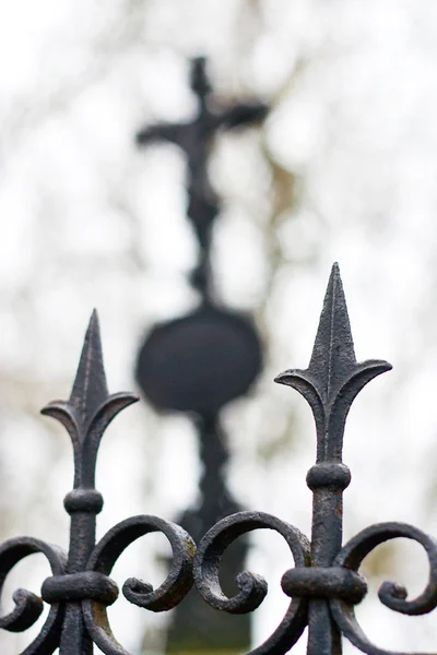 Marble cross on tomb at winter — Stock Photo, Image