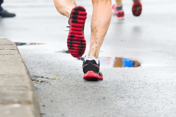 Detalle de las piernas de los corredores al inicio de una carrera de maratón — Foto de Stock